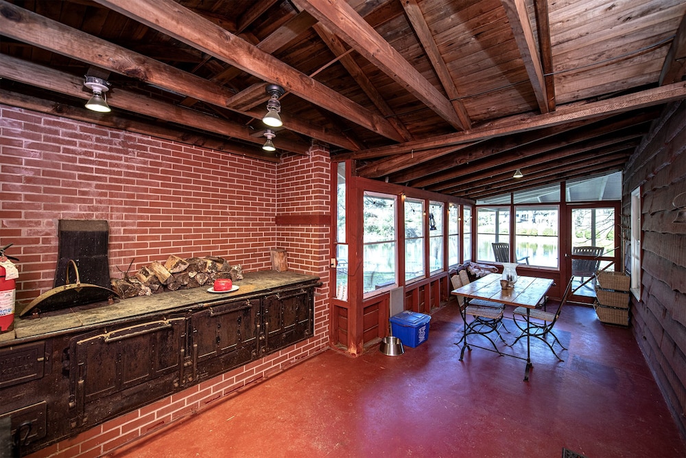 Private, pet friendly lake...secluded and 1 mile to Main St ... perfect location