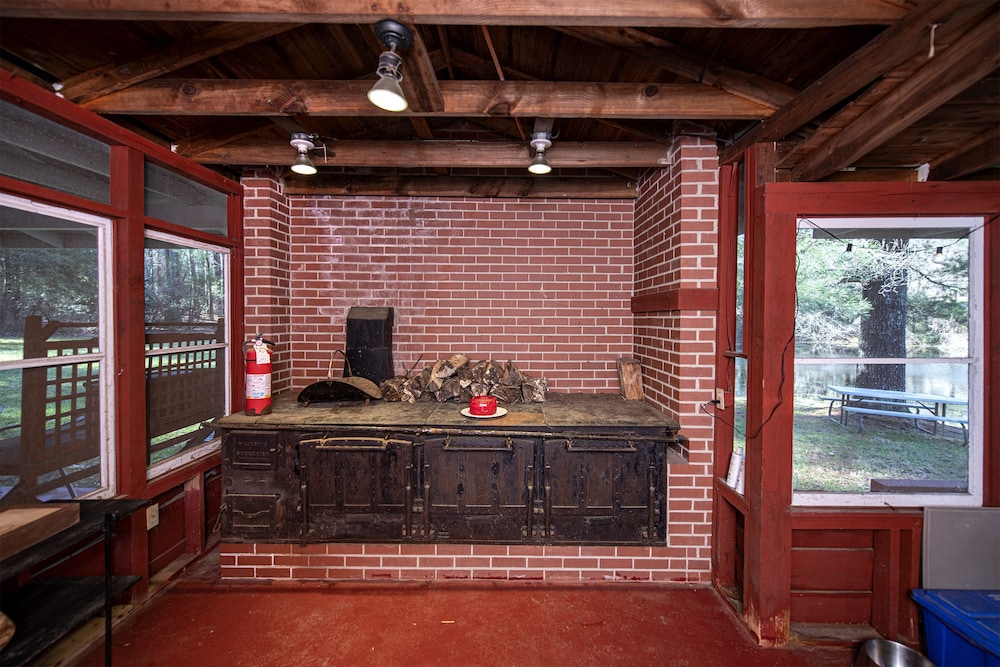 Private, pet friendly lake...secluded and 1 mile to Main St ... perfect location