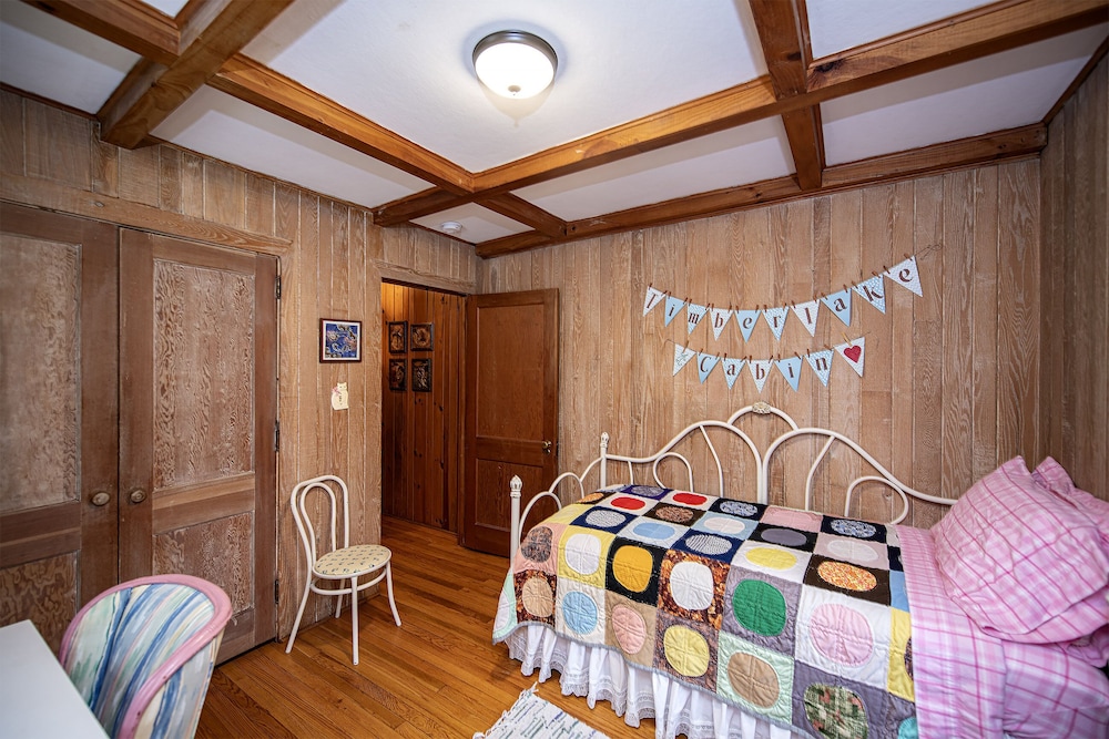 Private, pet friendly lake...secluded and 1 mile to Main St ... perfect location