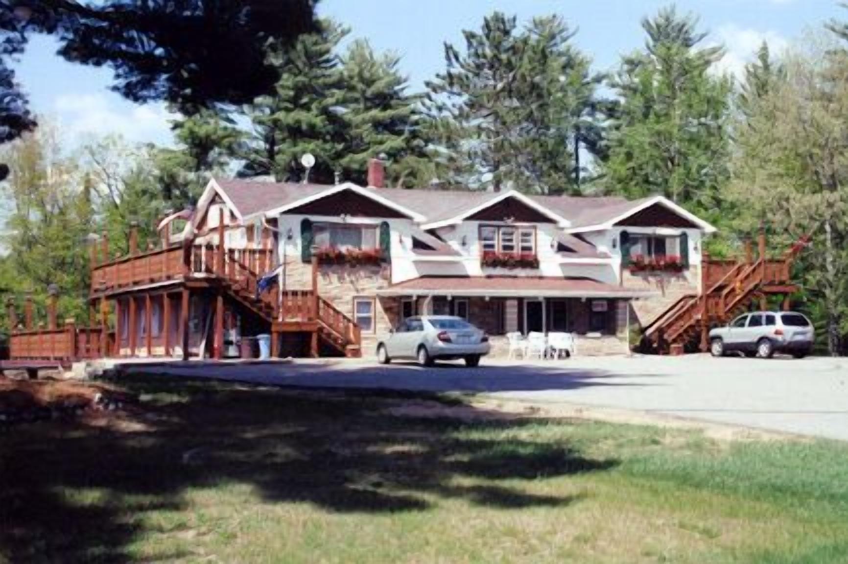 Edgewater Inn Cottages In Rhinelander Wi Expedia