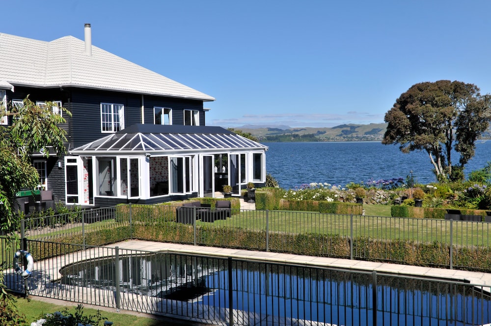 Black Swan Lakeside Boutique Hotel Reviews Photos Rates Featured Image