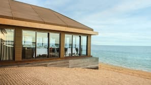 Am Strand, weißer Sandstrand, Liegestühle, Sonnenschirme