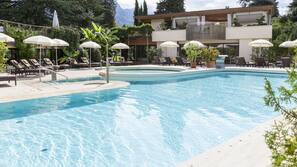 Innenpool, Außenpool, Sonnenschirme, Liegestühle