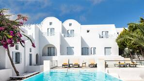 4 outdoor pools, pool umbrellas, pool loungers