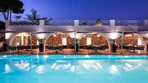 4 outdoor pools, pool umbrellas, pool loungers