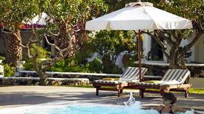 4 outdoor pools, pool umbrellas, pool loungers