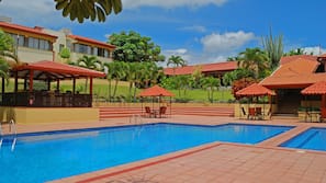 Una piscina al aire libre