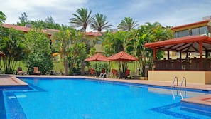 Una piscina al aire libre