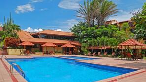 Una piscina al aire libre