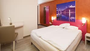 In-room safe, free WiFi, linens