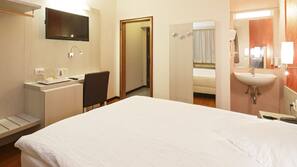 In-room safe, free WiFi, linens