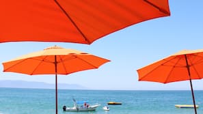 Ubicación a pie de playa, tumbonas, sombrillas y toallas de playa