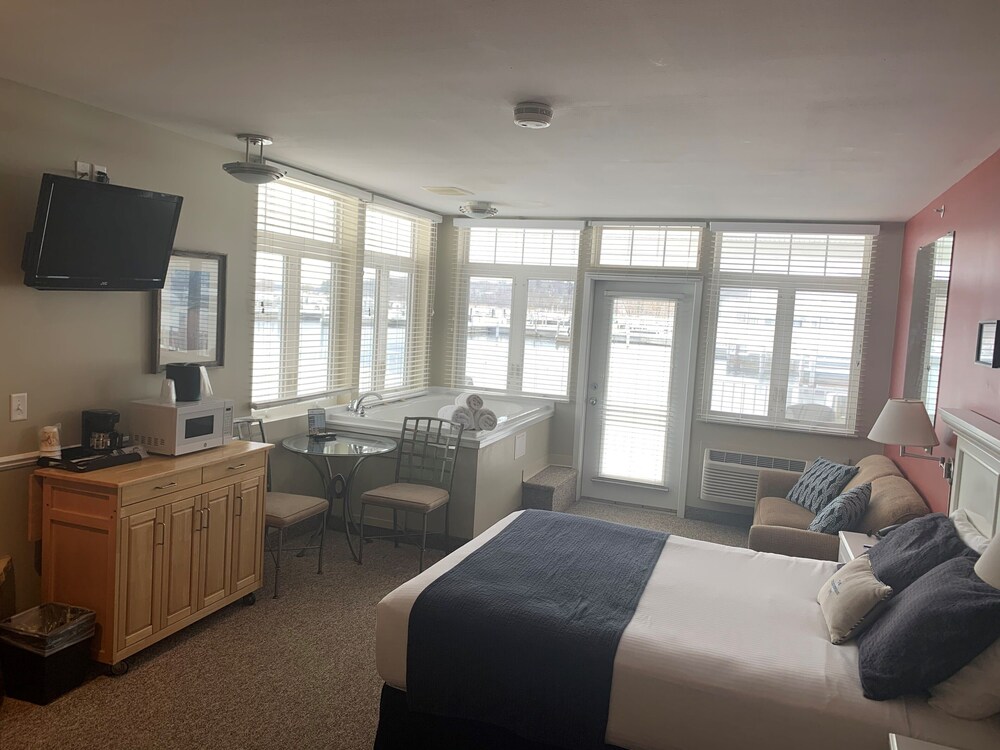 The Weathervane Inn, Muskegon 84 Room Prices & Reviews Travelocity