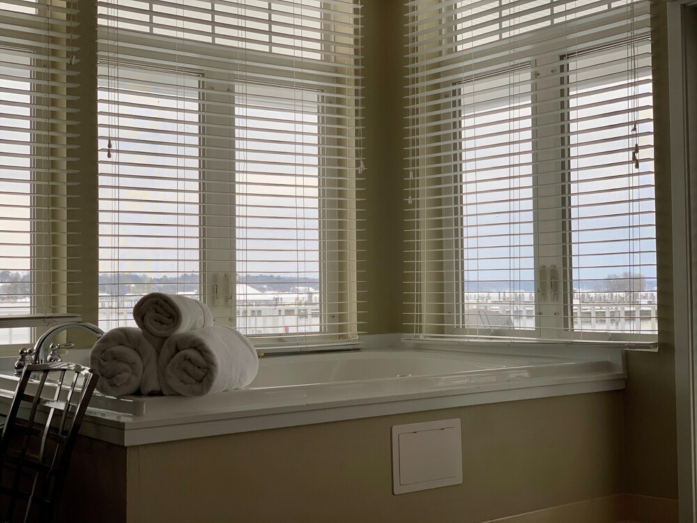 The Weathervane Inn, Muskegon 84 Room Prices & Reviews Travelocity