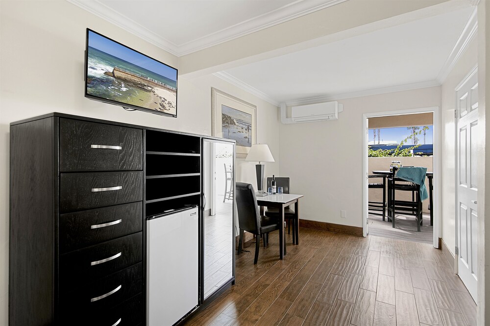 Living area, Ocean Beach Hotel