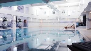 Innendørsbasseng og solsenger