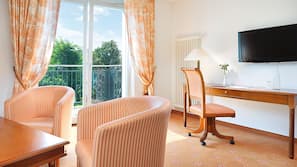 Hypo-allergenic bedding, in-room safe, desk, blackout curtains