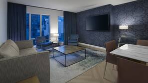 1 bedroom, premium bedding, desk, laptop workspace