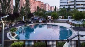 Una piscina al aire libre de temporada (de 10:00 a 20:00), sombrillas