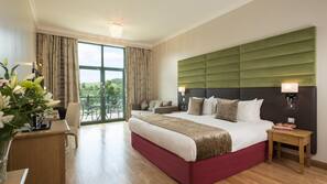 Hypo-allergenic bedding, in-room safe, desk, blackout curtains