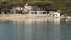 Una spiaggia nelle vicinanze, teli da spiaggia, un bar sulla spiaggia
