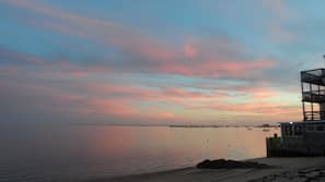 Praia particular, espreguiçadeiras, guarda-sóis, toalhas de praia
