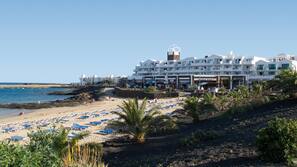 Ubicación a pie de playa y arena blanca