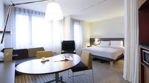 Hochwertige Bettwaren, kostenlose Minibar, Zimmersafe, Schreibtisch