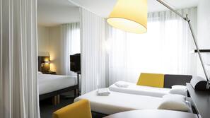 Hochwertige Bettwaren, kostenlose Minibar, Zimmersafe, Schreibtisch