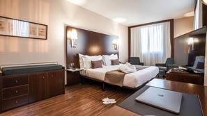 Minibar, skrivebord, blendingsgardiner og lydisolert