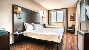 Minibar, skrivebord, blendingsgardiner og lydisolert