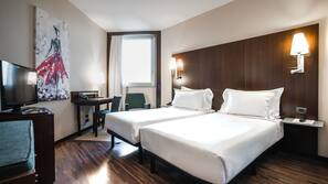 Minibar, skrivebord, blendingsgardiner og lydisolert