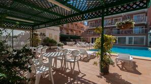 Una piscina al aire libre