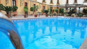 Una piscina al aire libre de temporada
