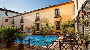 Una piscina al aire libre de temporada