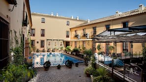Una piscina al aire libre de temporada