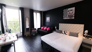 Matelas mémoire de forme, minibar, décoration personnalisée