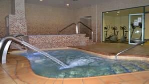 Bañera de hidromasaje en el interior