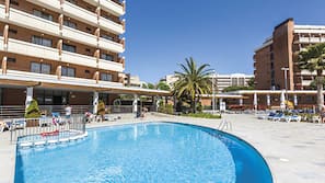 2 piscinas al aire libre, tumbonas