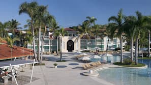 2 piscinas al aire libre, sombrillas, tumbonas