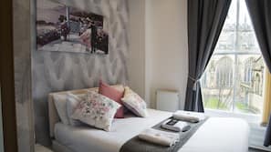 Individually decorated, iron/ironing board, free WiFi, linens