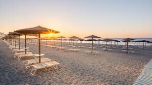 Spiaggia privata, lettini da mare, ombrelloni, teli da spiaggia