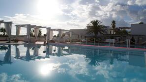 Piscina all'aperto, lettini