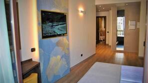 Frigobar, cofres nos quartos, escrivaninha, quartos à prova de som