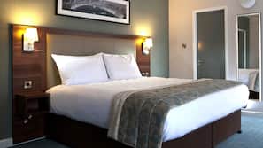 Desk, iron/ironing board, free WiFi, linens