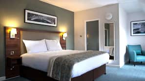 Desk, iron/ironing board, free WiFi, linens