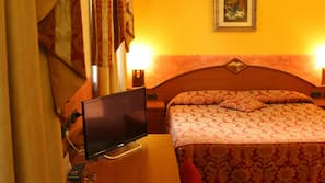 Een minibar, een kluis op de kamer, individueel gemeubileerd, een bureau