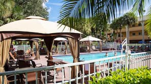 2 outdoor pools