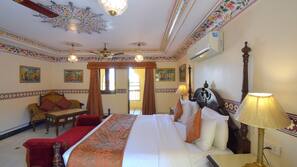 Minibar, in-room safe, individually decorated, individually furnished