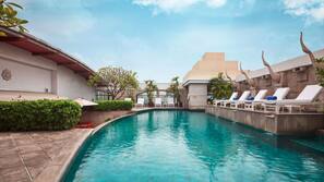 2 outdoor pools